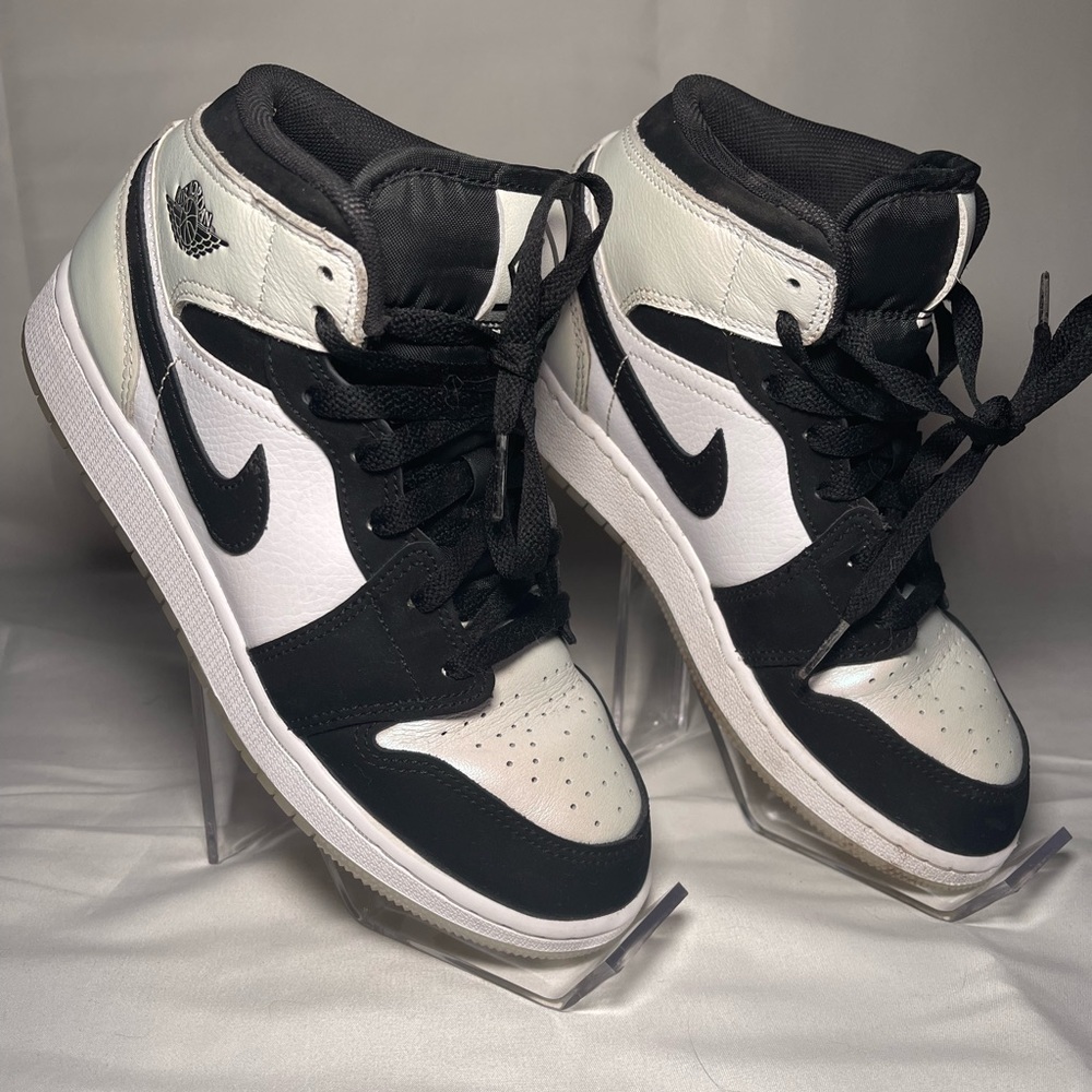 Size 5.5 GC Jordan 1 Mid
“Diamond Shorts” Colorway
No box - Picture 2 of 5